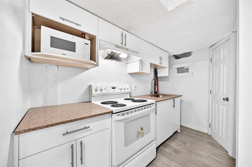 218 Saddlefield Place Ne, Calgary, AB - Indoor Photo Showing Kitchen