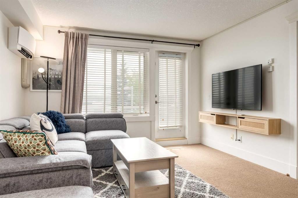 132-500 Rocky Vista Gardens Nw, Calgary, AB - Indoor Photo Showing Living Room