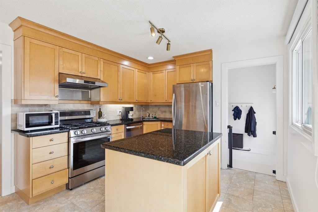 4927 10 Avenue Sw, Calgary, AB - Indoor Photo Showing Kitchen