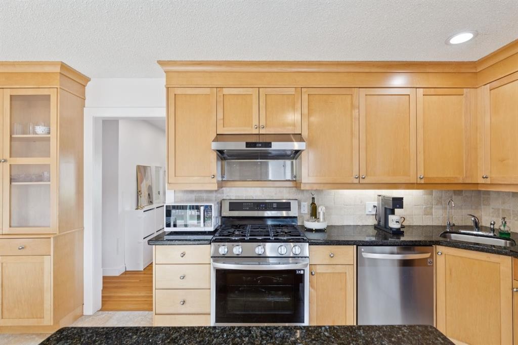 4927 10 Avenue Sw, Calgary, AB - Indoor Photo Showing Kitchen