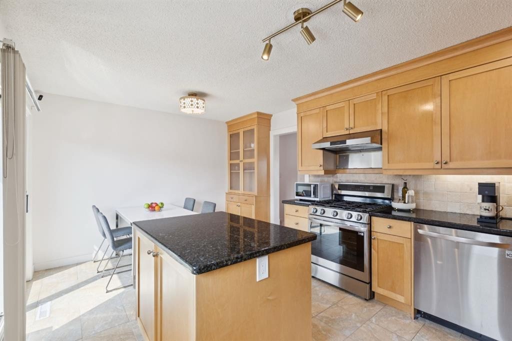 4927 10 Avenue Sw, Calgary, AB - Indoor Photo Showing Kitchen