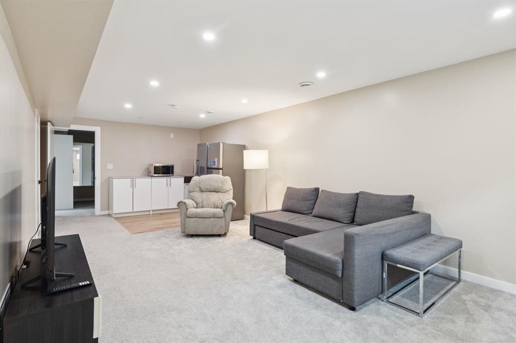 4927 10 Avenue Sw, Calgary, AB - Indoor
