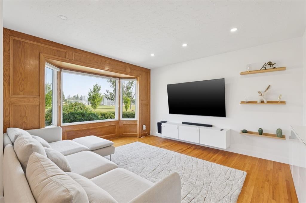 4927 10 Avenue Sw, Calgary, AB - Indoor Photo Showing Living Room