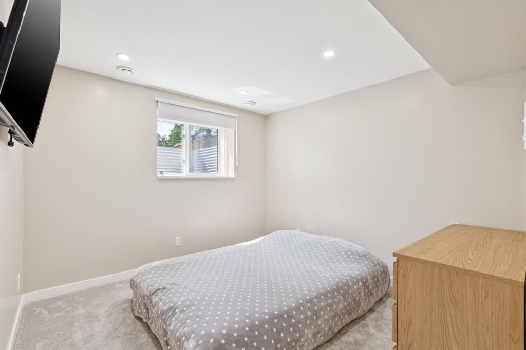 4927 10 Avenue Sw, Calgary, AB - Indoor Photo Showing Bedroom
