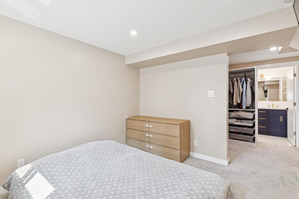 4927 10 Avenue Sw, Calgary, AB - Indoor Photo Showing Bedroom