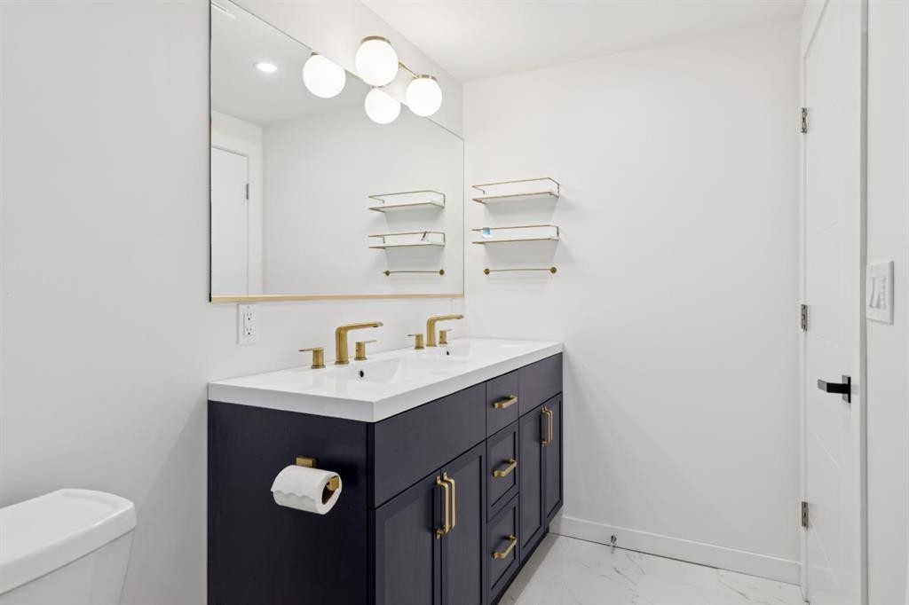 4927 10 Avenue Sw, Calgary, AB - Indoor Photo Showing Bathroom