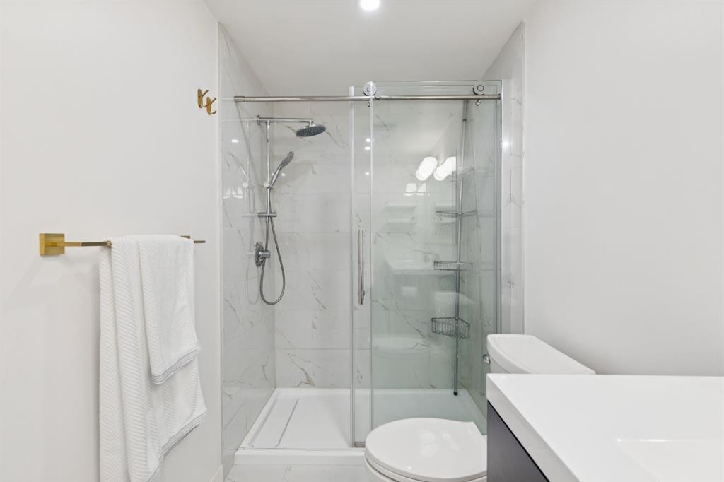 4927 10 Avenue Sw, Calgary, AB - Indoor Photo Showing Bathroom