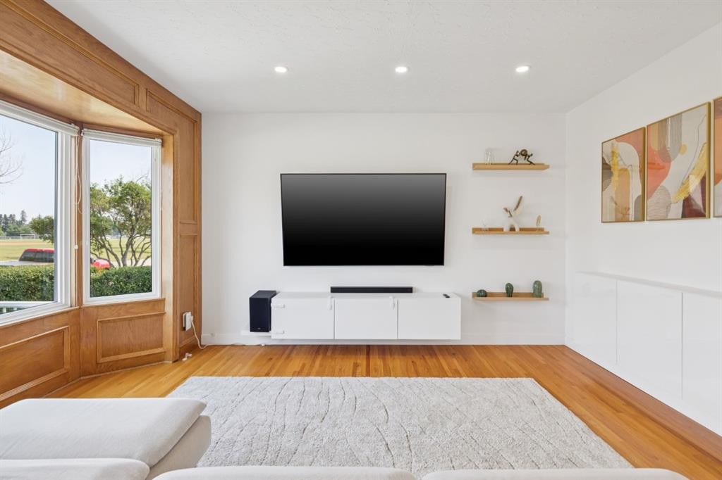 4927 10 Avenue Sw, Calgary, AB - Indoor Photo Showing Other Room
