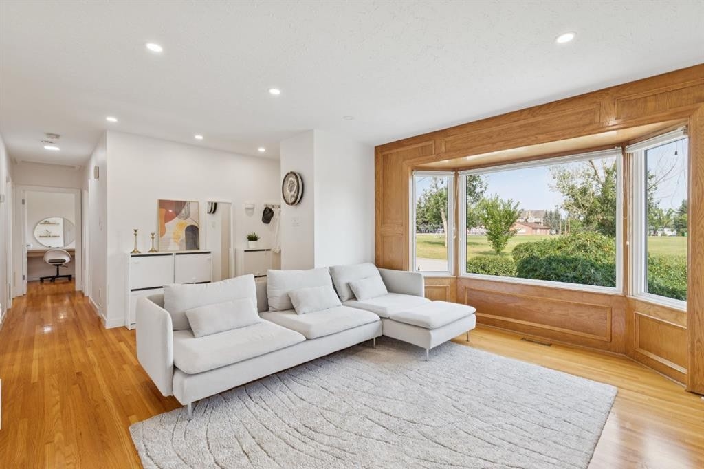 4927 10 Avenue Sw, Calgary, AB - Indoor Photo Showing Living Room