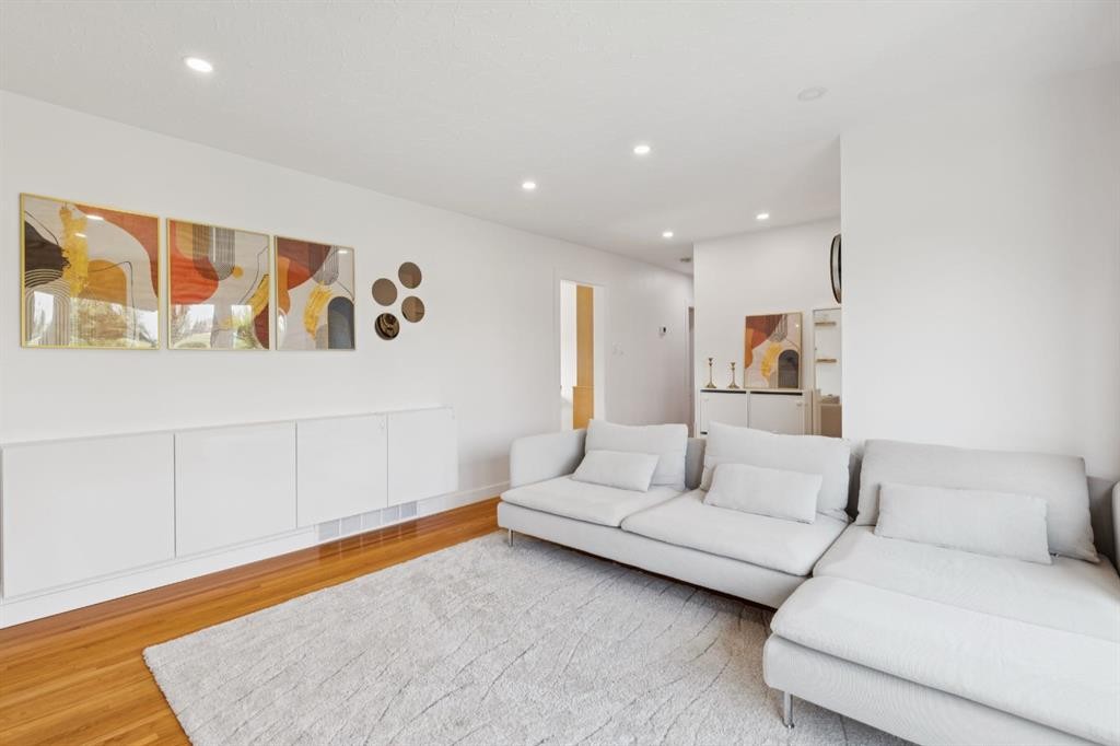 4927 10 Avenue Sw, Calgary, AB - Indoor Photo Showing Living Room