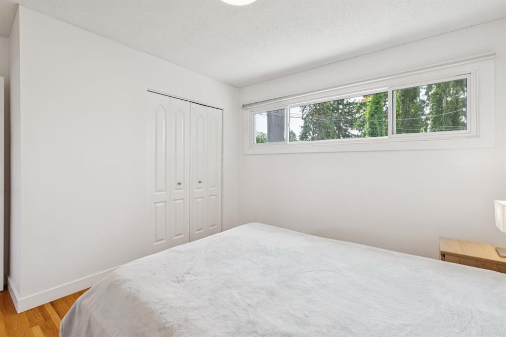 4927 10 Avenue Sw, Calgary, AB - Indoor Photo Showing Bedroom