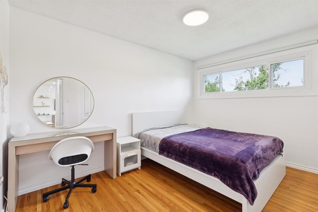 4927 10 Avenue Sw, Calgary, AB - Indoor Photo Showing Bedroom