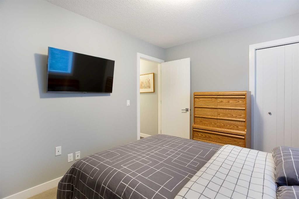 136 Rainbow Falls Glen, Chestermere, AB
