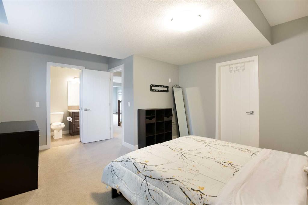 136 Rainbow Falls Glen, Chestermere, AB