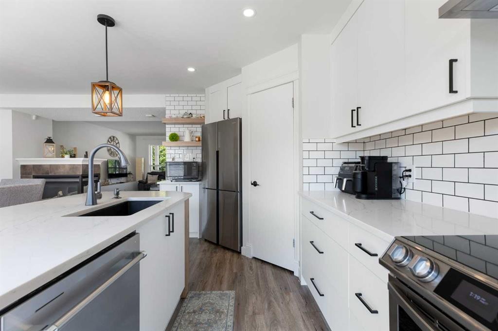 17 Auburn Bay View Se, Calgary, AB - Indoor Photo Showing Kitchen With Upgraded Kitchen