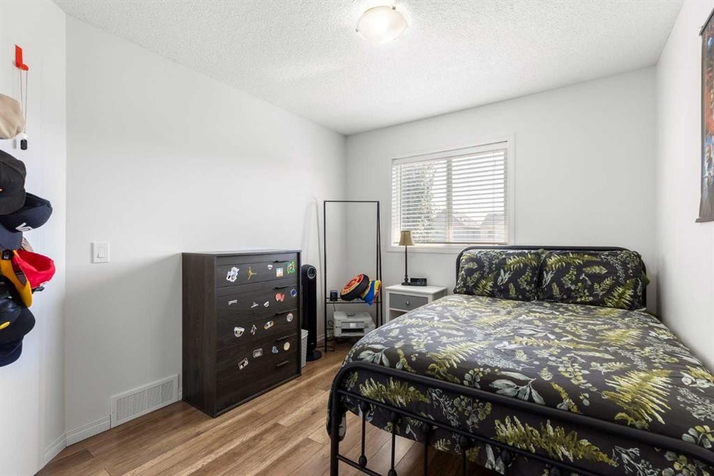 17 Auburn Bay View Se, Calgary, AB - Indoor Photo Showing Bedroom