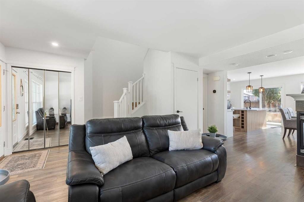 17 Auburn Bay View Se, Calgary, AB - Indoor Photo Showing Living Room