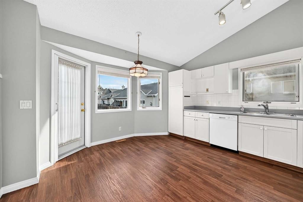 23 Sunlake Gardens Se, Calgary, AB - Indoor Photo Showing Kitchen