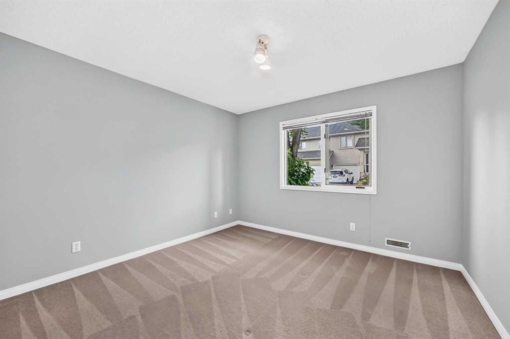 23 Sunlake Gardens Se, Calgary, AB - Indoor Photo Showing Other Room