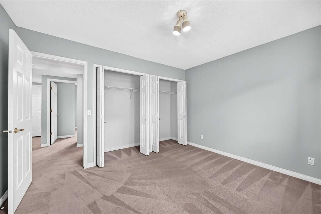 23 Sunlake Gardens Se, Calgary, AB - Indoor Photo Showing Other Room