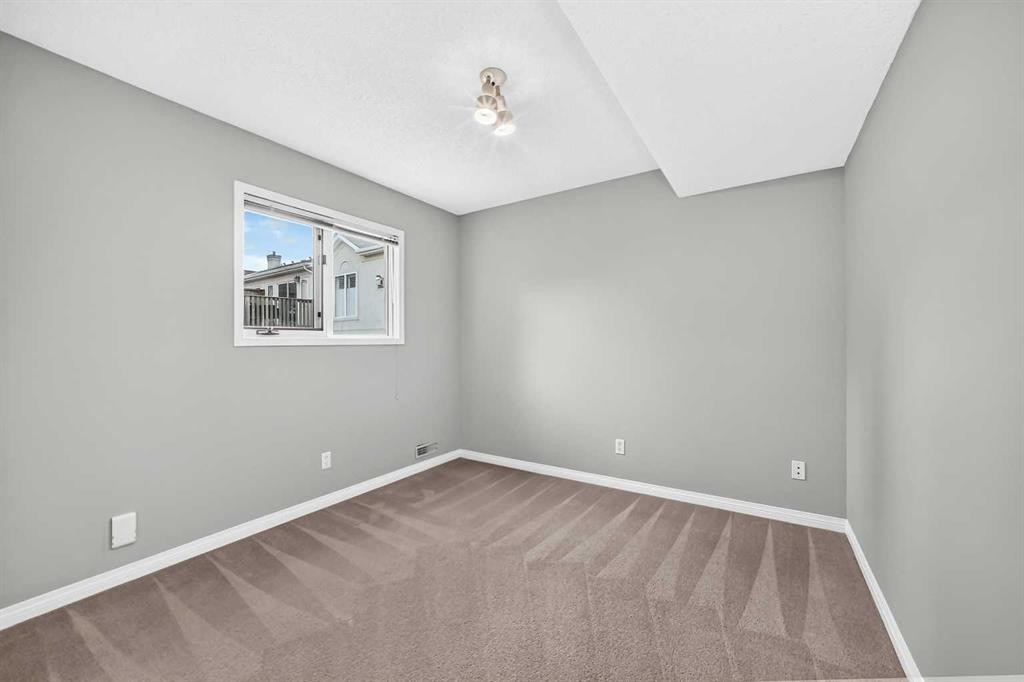 23 Sunlake Gardens Se, Calgary, AB - Indoor Photo Showing Other Room