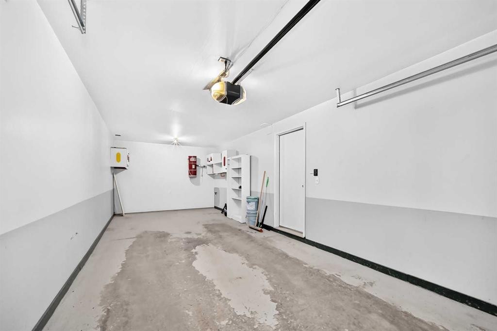 23 Sunlake Gardens Se, Calgary, AB - Indoor Photo Showing Garage