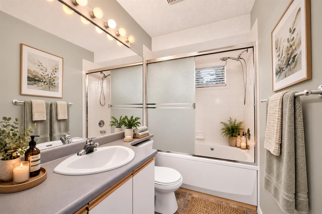 23 Sunlake Gardens Se, Calgary, AB - Indoor Photo Showing Bathroom