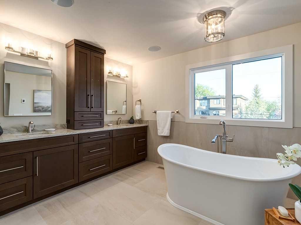 3308 Rutland Road Sw, Calgary, AB - Indoor Photo Showing Bathroom