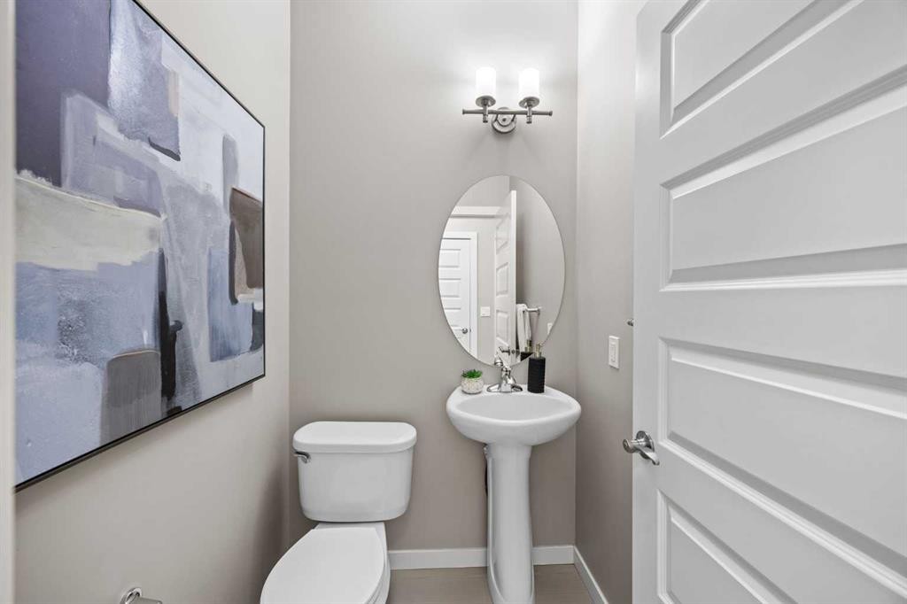 29 Aspen Summit Point Sw, Calgary, AB - Indoor Photo Showing Bathroom