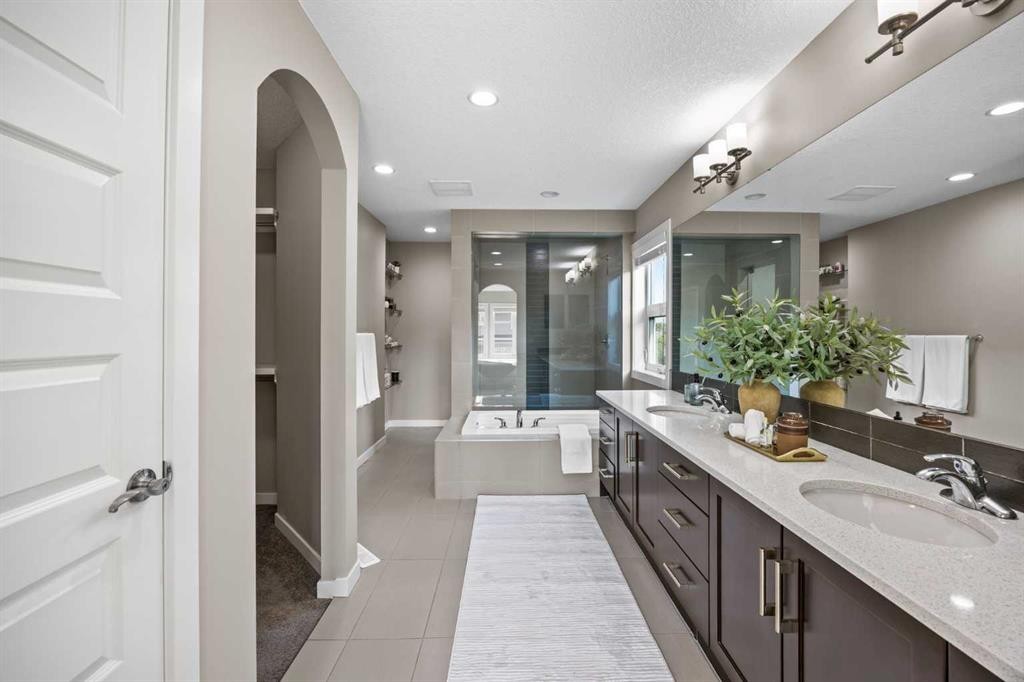 29 Aspen Summit Point Sw, Calgary, AB - Indoor Photo Showing Bathroom