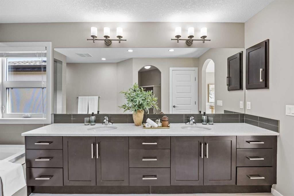 29 Aspen Summit Point Sw, Calgary, AB - Indoor Photo Showing Bathroom