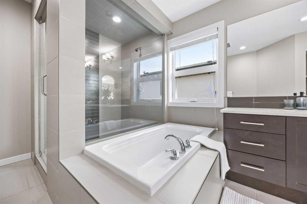 29 Aspen Summit Point Sw, Calgary, AB - Indoor Photo Showing Bathroom