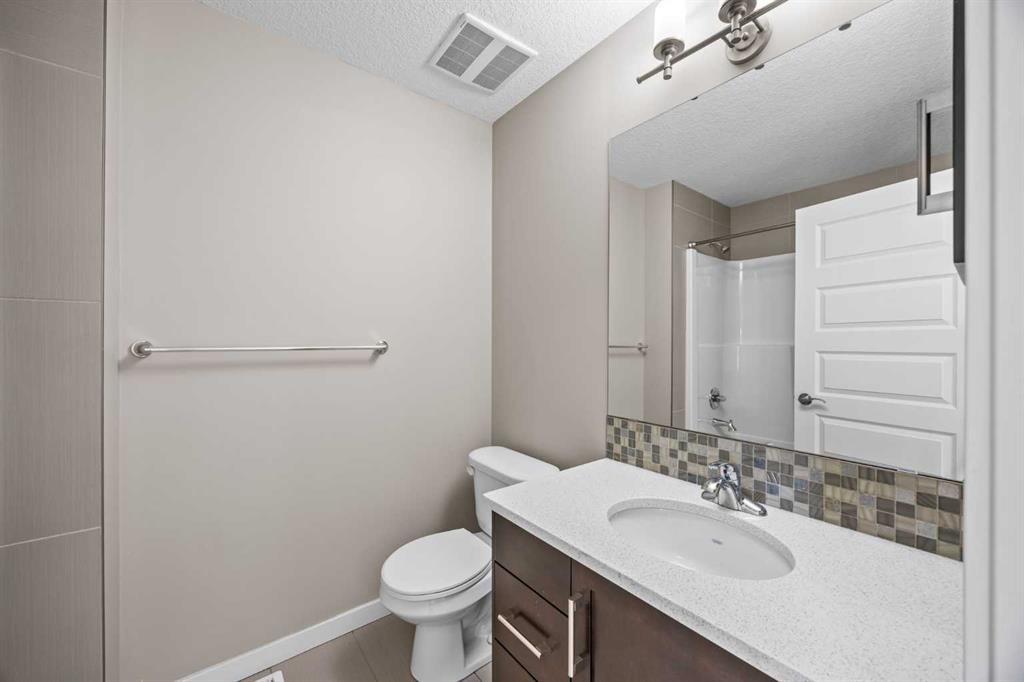 29 Aspen Summit Point Sw, Calgary, AB - Indoor Photo Showing Bathroom