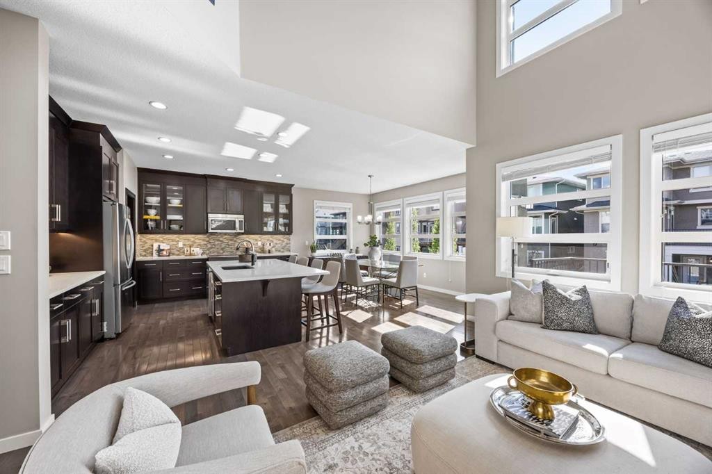 29 Aspen Summit Point Sw, Calgary, AB - Indoor Photo Showing Living Room