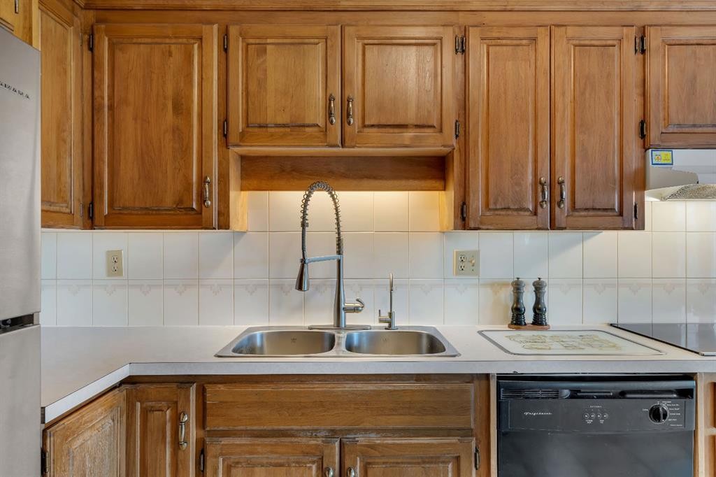 254 Hendon Drive Nw, Calgary, AB - Indoor Photo Showing Kitchen With Double Sink
