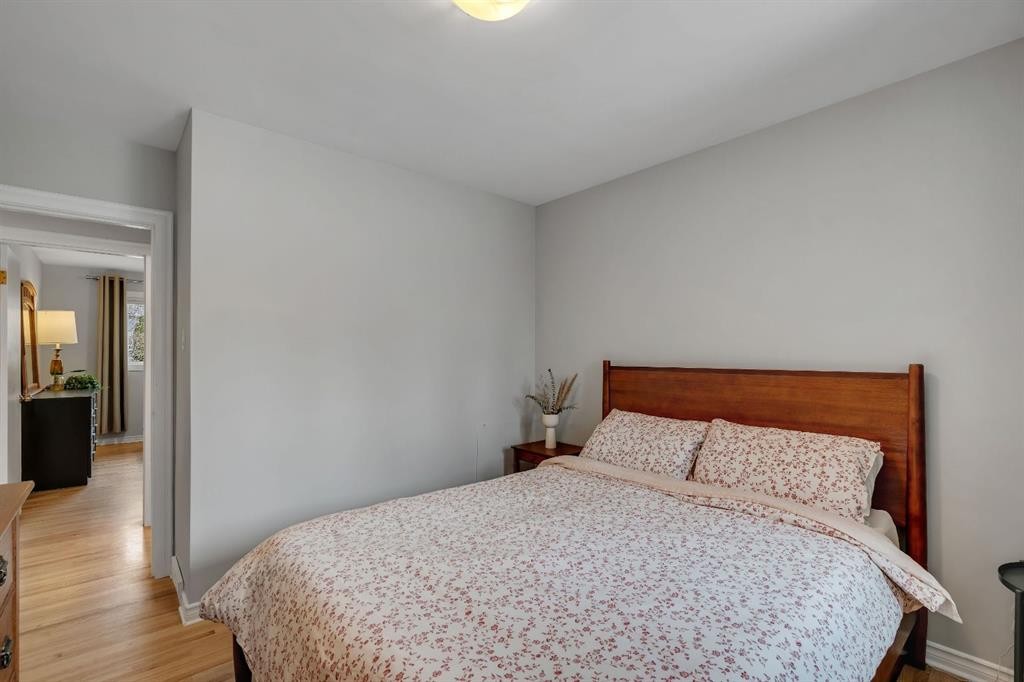 254 Hendon Drive Nw, Calgary, AB - Indoor Photo Showing Bedroom