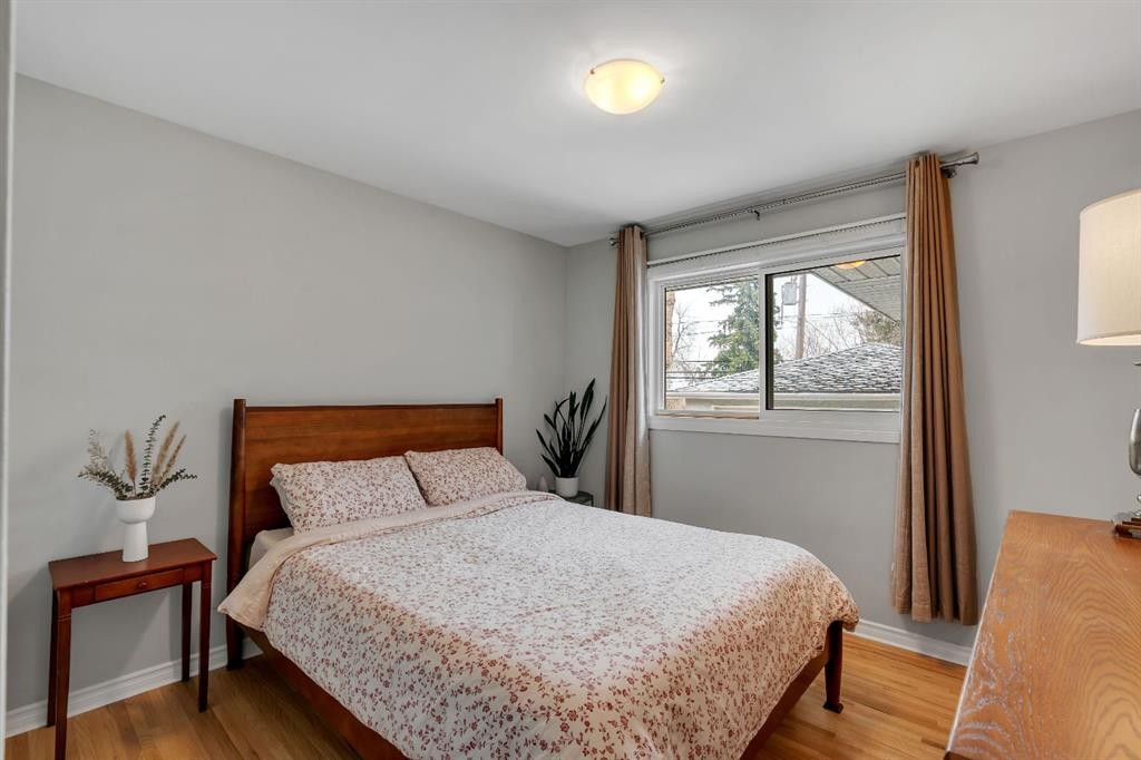 254 Hendon Drive Nw, Calgary, AB - Indoor Photo Showing Bedroom