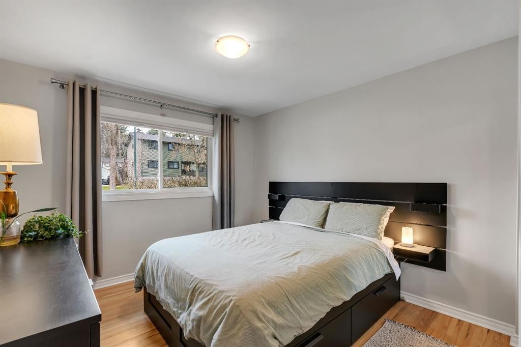 254 Hendon Drive Nw, Calgary, AB - Indoor Photo Showing Bedroom