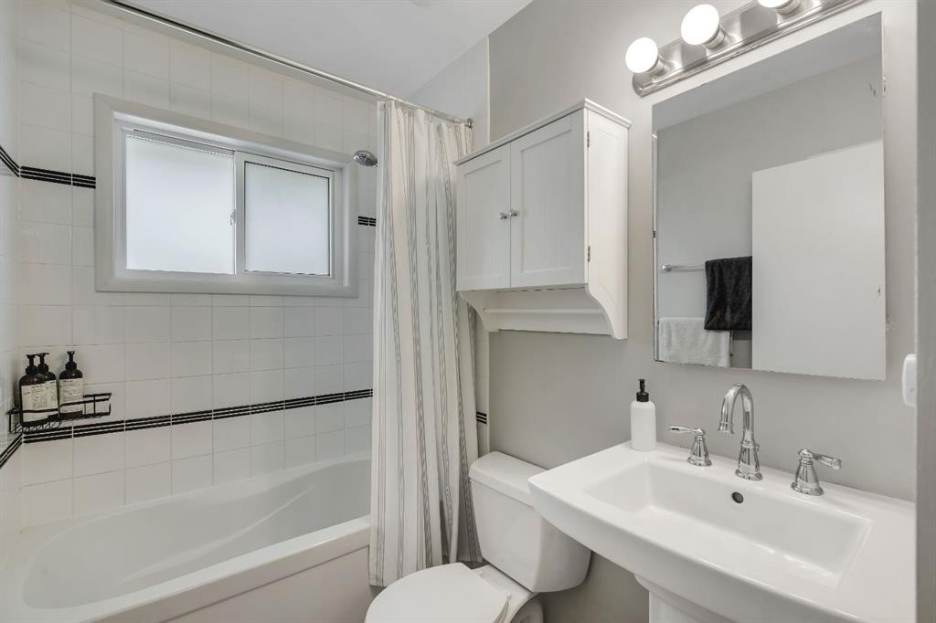 254 Hendon Drive Nw, Calgary, AB - Indoor Photo Showing Bathroom