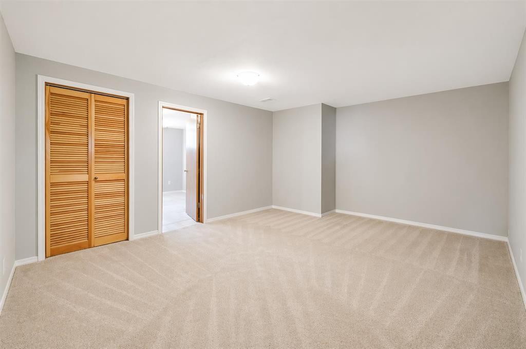 254 Hendon Drive Nw, Calgary, AB - Indoor Photo Showing Other Room