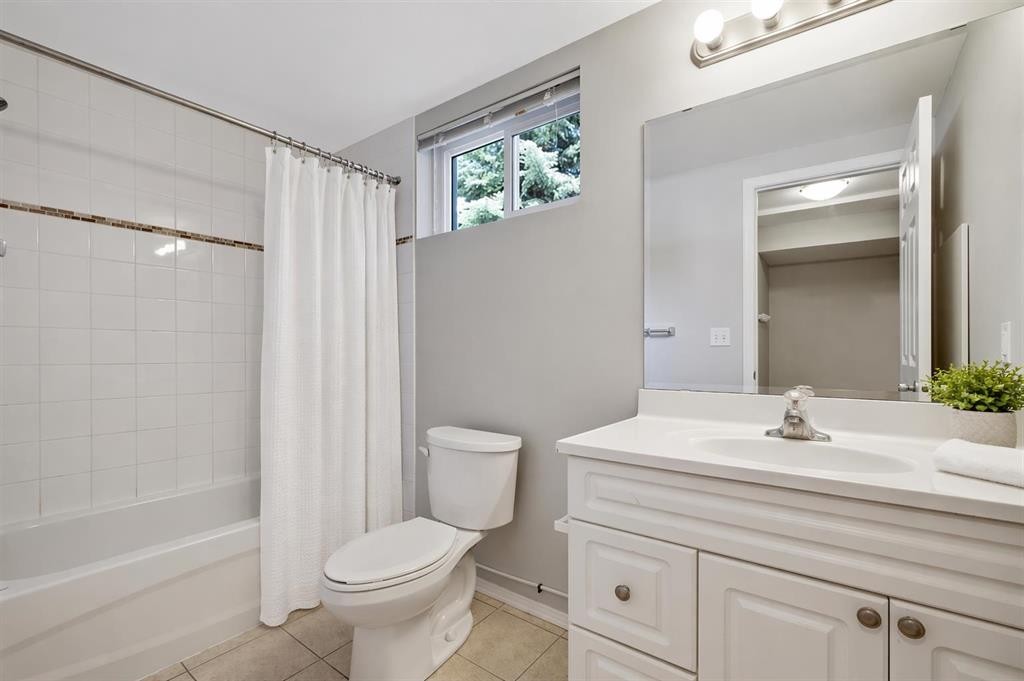 254 Hendon Drive Nw, Calgary, AB - Indoor Photo Showing Bathroom