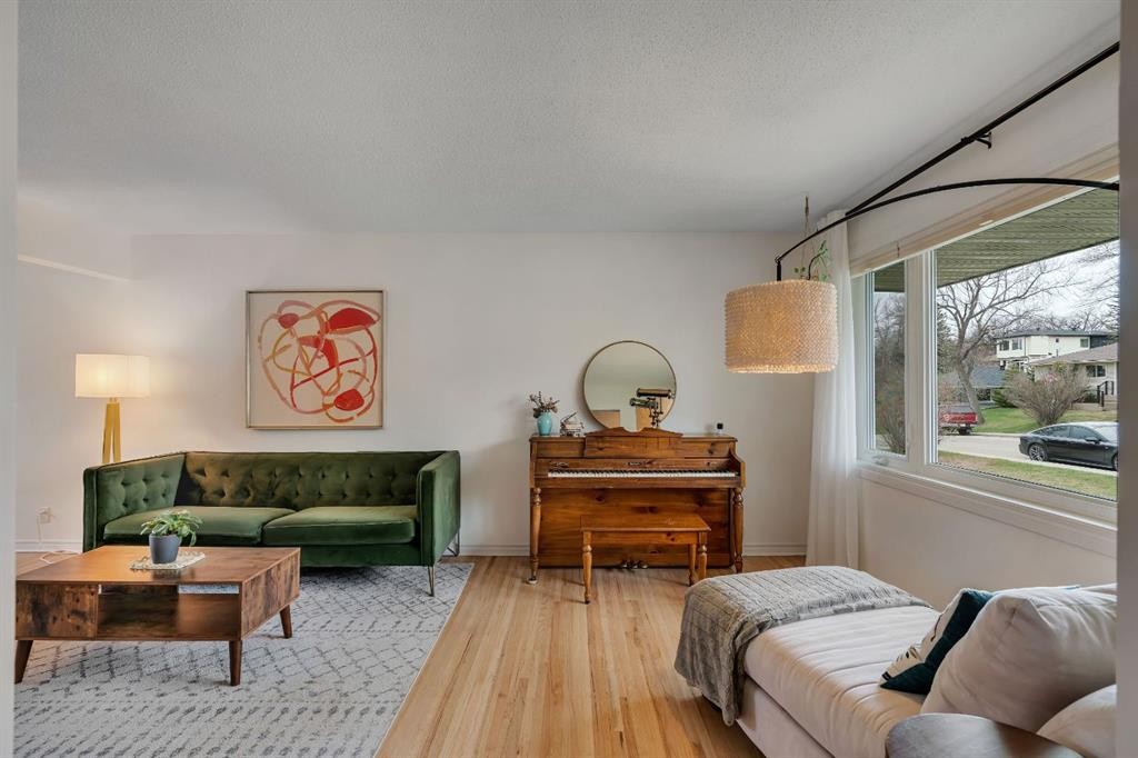 254 Hendon Drive Nw, Calgary, AB - Indoor Photo Showing Other Room