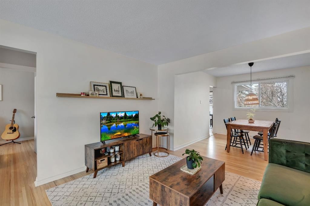 254 Hendon Drive Nw, Calgary, AB - Indoor Photo Showing Living Room