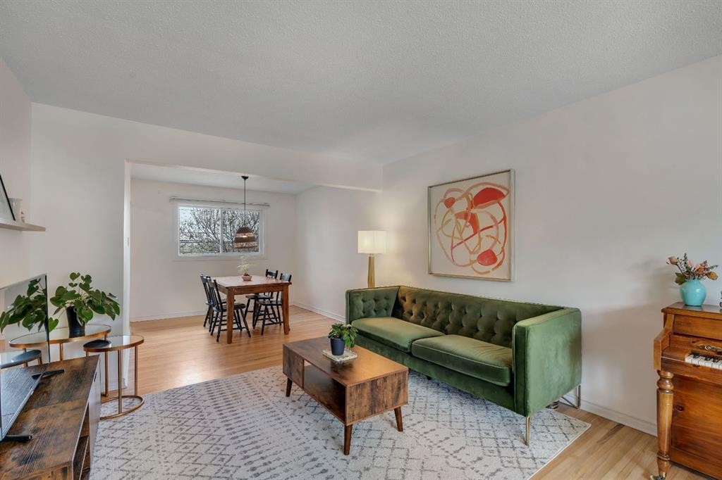 254 Hendon Drive Nw, Calgary, AB - Indoor Photo Showing Living Room