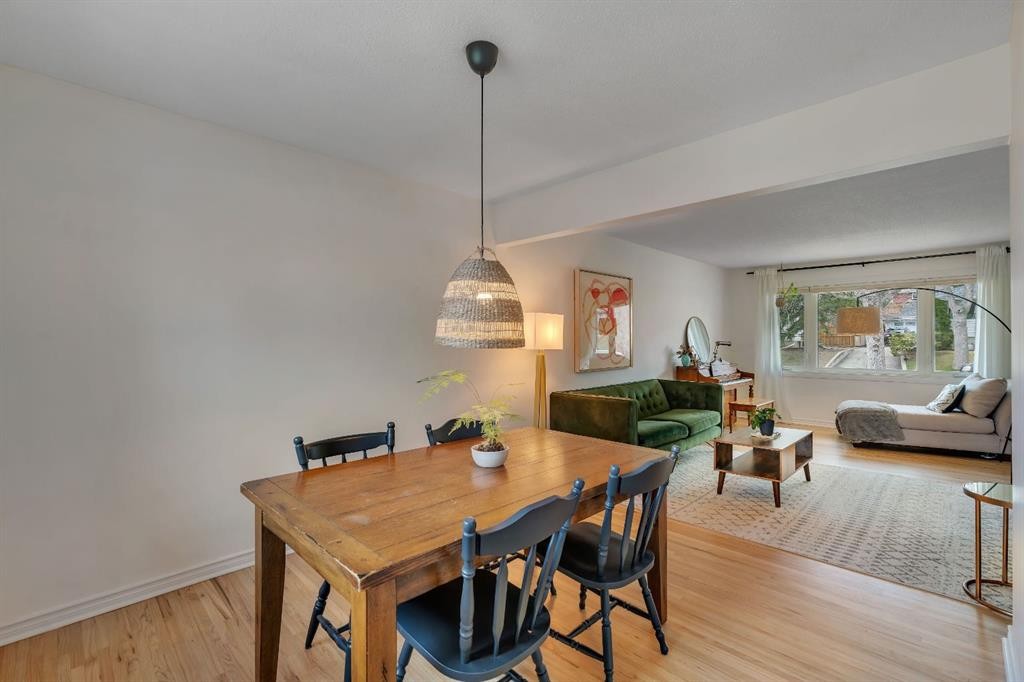 254 Hendon Drive Nw, Calgary, AB - Indoor Photo Showing Dining Room