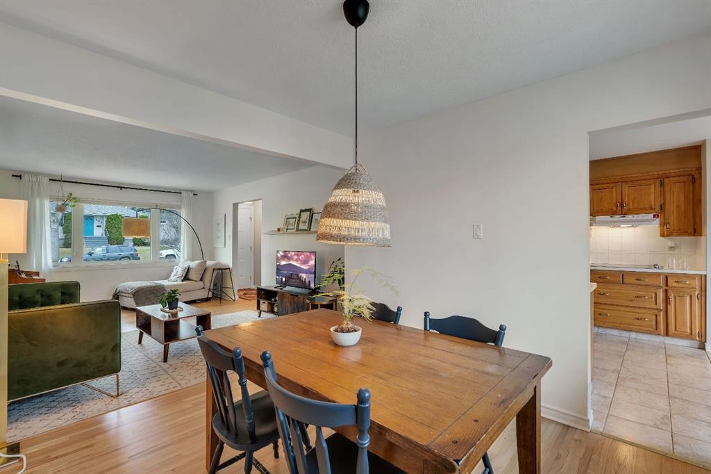 254 Hendon Drive Nw, Calgary, AB - Indoor Photo Showing Dining Room