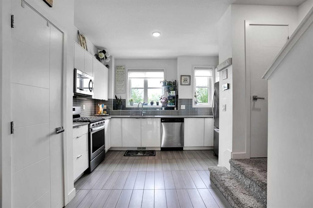 984 Walden Drive Se, Calgary, AB - Indoor Photo Showing Kitchen