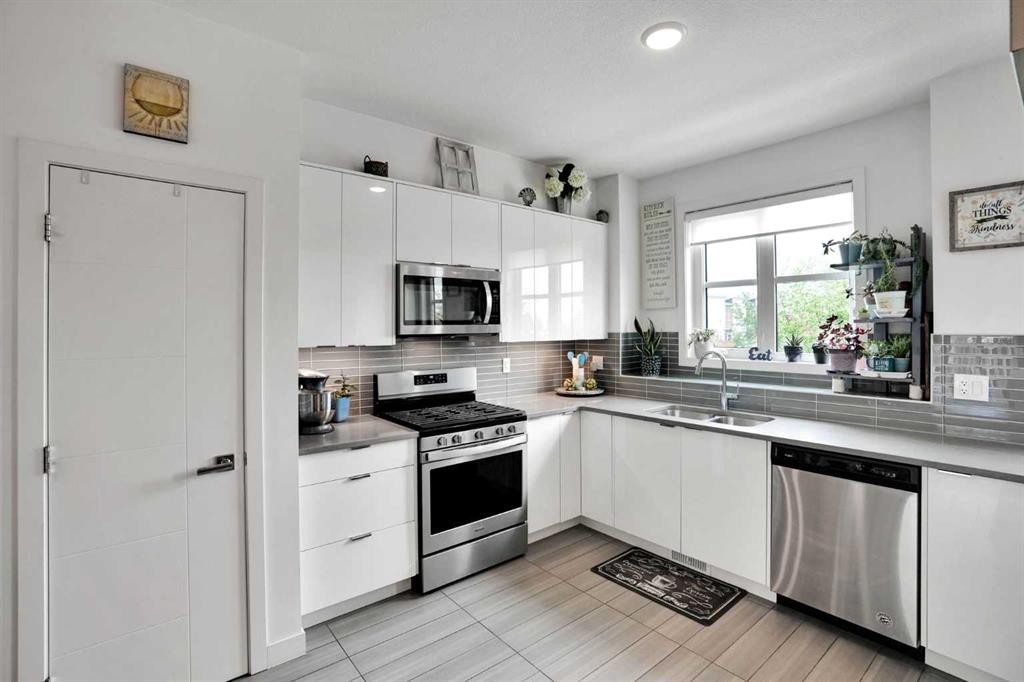 984 Walden Drive Se, Calgary, AB - Indoor Photo Showing Kitchen With Stainless Steel Kitchen With Double Sink