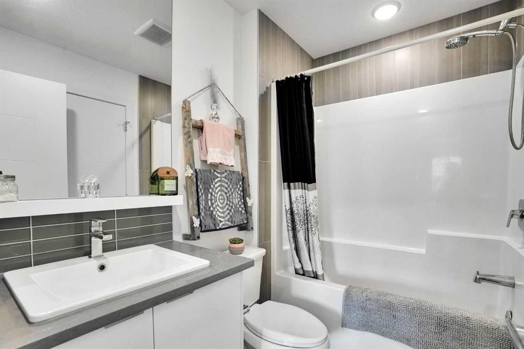 984 Walden Drive Se, Calgary, AB - Indoor Photo Showing Bathroom