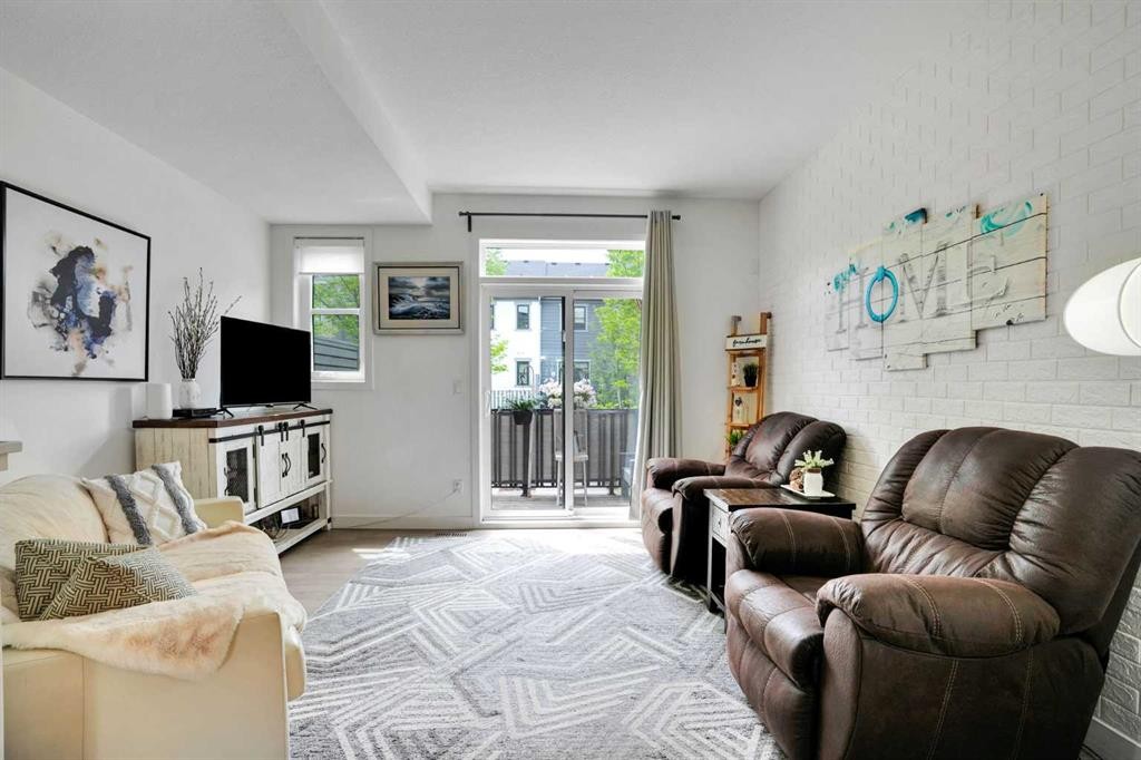 984 Walden Drive Se, Calgary, AB - Indoor Photo Showing Living Room